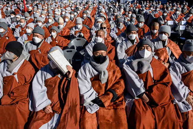 The Jogye Order, the largest Buddhist sect in South Korea, hold a mass rally of 5,000 Buddhists to protest against alleged 'religious bias' by South Korean President Moon Jae-in's administration, at the Jogye temple in Seoul on January 21, 2022. (Photo by ANTHONY WALLACE / AFP)