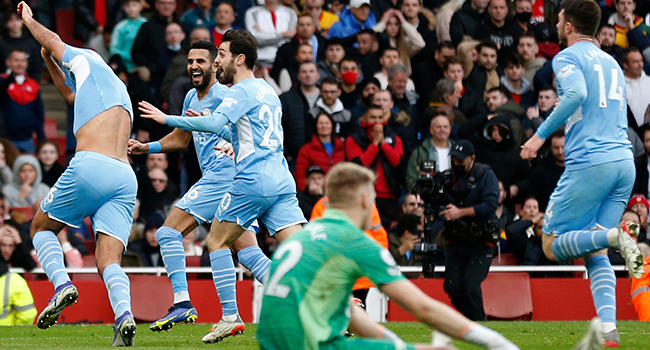 Manchester City's Spanish midfielder Rodri (L) celebrates with teammates after scoring his team's second goal during the English Premier League football match between Arsenal and Manchester City at the Emirates Stadium in London on January 1, 2022. Ian KINGTON / IKIMAGES / AFP