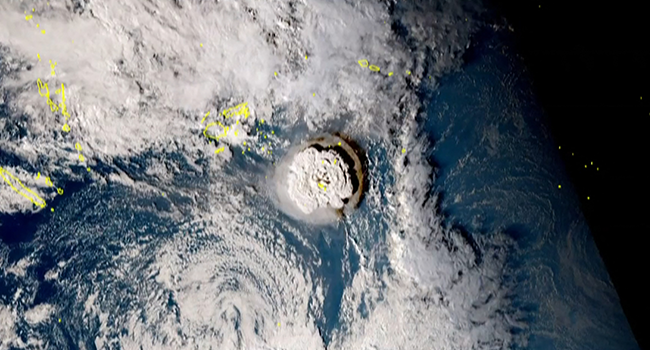 A grab taken from footage by Japan's Himawari-8 satellite and released by the National Institute of Information and Communications (Japan) on January 15, 2022 shows the volcanic eruption that provoked a tsunami in Tonga. Handout / NATIONAL INSTITUTE OF INFORMATION AND COMMUNICATIONS (JAPAN) / AFP