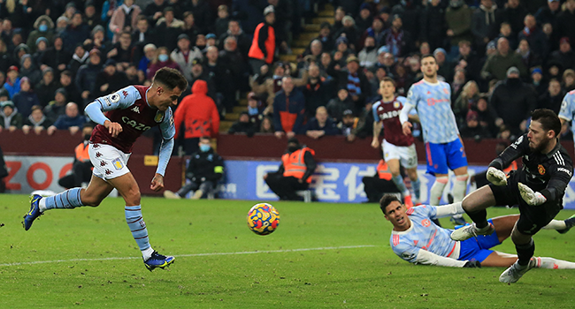 Aston Villa's Brazilian midfielder Philippe Coutinho (L) scores their second goal past Manchester United's Spanish goalkeeper David de Gea during the English Premier League football match between Aston Villa and Manchester Utd at Villa Park in Birmingham, central England on January 15, 2022. Lindsey Parnaby / AFP