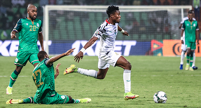 Ghana's goalkeeper Abdul Manaf Nurudeen (R) fights for the ball with Comoros' forward Said Bakari (2L) during the Group C Africa Cup of Nations (CAN) 2021 football match between Ghana and Comoros at Stade Roumde Adjia in Garoua on January 18, 2022. Daniel BELOUMOU OLOMO / AFP