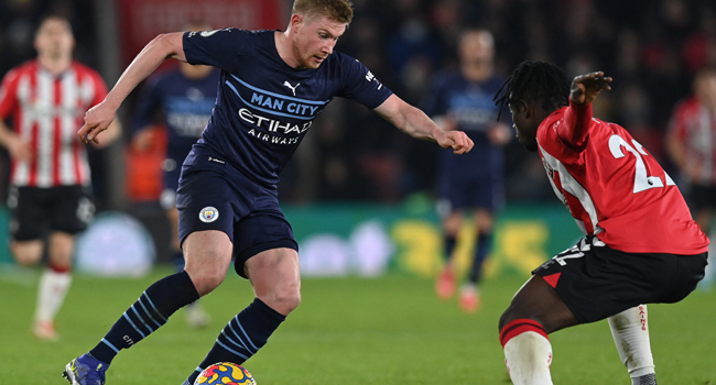 Manchester City's Belgian midfielder Kevin De Bruyne (L) vies with Southampton's Ghanaian defender Mohammed Salisu (R) during the English Premier League football match between Southampton and Manchester City at St Mary's Stadium in Southampton, southern England on January 22, 2022. Glyn KIRK / AFP