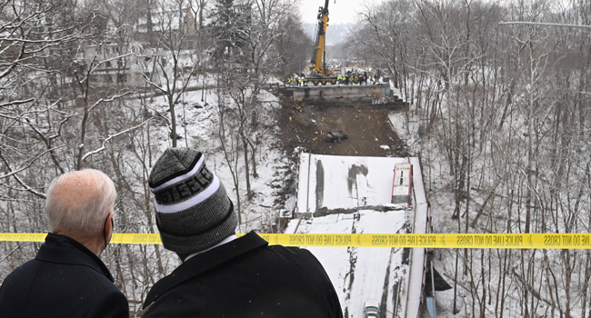 US President Joe Biden and the Mayor of Pittsburgh Ed Gainey visit the scene of the Forbes Avenue Bridge collapse over Fern Hollow Creek in Frick Park in Pittsburgh, Pennsylvania, January 28, 2022. SAUL LOEB / AFP