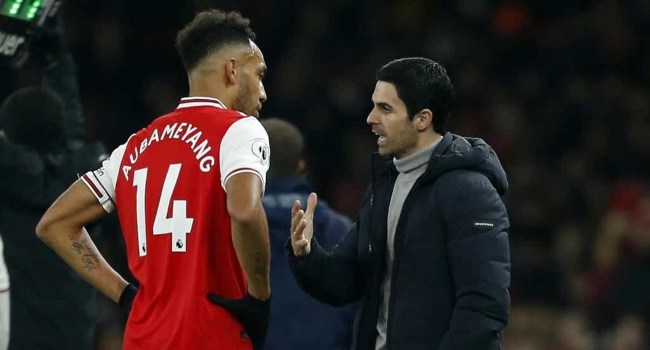 Arteta discusses with Aubameyang during a Premier League match