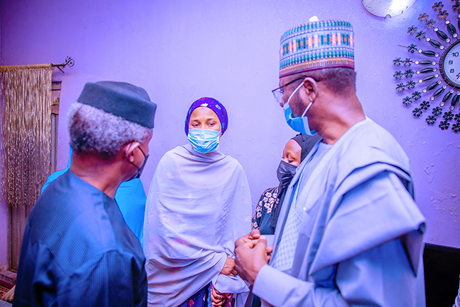 Vice President Yemi Osinbajo with parents of Hanifa Abubakar, Abubakar and Murjanatu at their home in Kano State, to condole with them on the loss of their five-year old daughter Hanifa Abubakar on February 8, 2022. Photo: Tolani Alli.