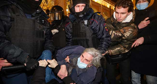 Russian Police Detain Over 700 For Protesting Against Ukraine Invasion – Report