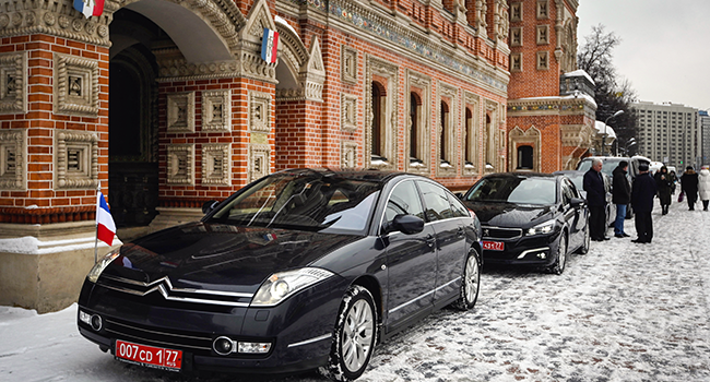 Diplomatic cars wait in front of the residence of French ambassador in Moscow on February 7, 2022, prior to the visit of French President to meet his Russian counterpart. Natalia KOLESNIKOVA / AFP