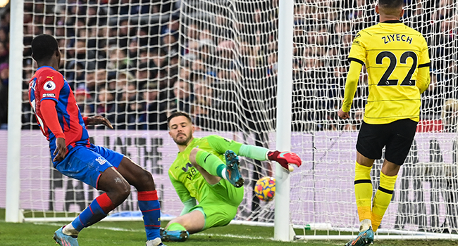 Chelsea's Moroccan midfielder Hakim Ziyech (R) shoots and scores a goal past Crystal Palace's English goalkeeper Jack Butland (C) during the English Premier League football match between Crystal Palace and Chelsea at Selhurst Park in south London on February 19, 2022. Glyn KIRK / AFP