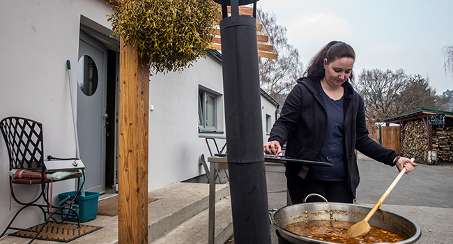 Ukrainian refugee Inna Ilinskaya prepares a traditional Ukrainian Bograch goulash in the camp in Revnice village, on March 18, 2022, 35km near Prague. Michal Cizek / AFP