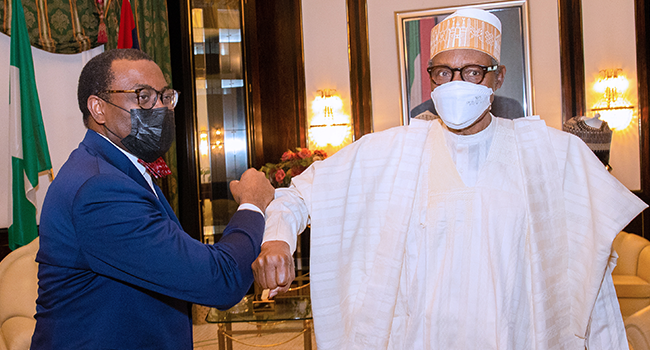 El 26 de abril de 2022, el presidente Muhammadu Buhari se reunió con el presidente del BAfD, Akinwumi Adesina, en la Casa de Gobierno de Abuja.  Domingo Aghaeze/Casa del Estado