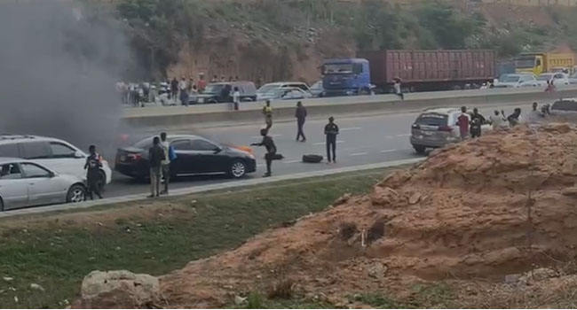 Youths Protest, Barricade Lagos-Ibadan Expressway – Channels Television