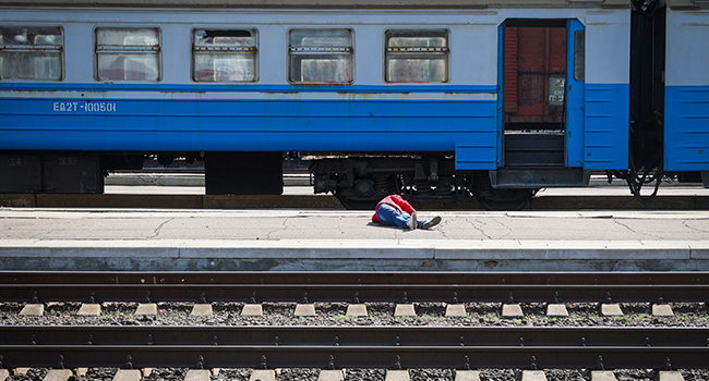 A casualty lies on the platform in the aftermath of a rocket attack on the railway station in the eastern city of Kramatorsk, in the Donbass region on April 8, 2022. Anatolii STEPANOV / AFP