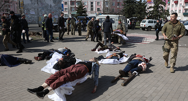 Ukrainian service men and emergency personel tend to victims in the aftermath of a rocket attack on the railway station in the eastern city of Kramatorsk, in the Donbass region on April 8, 2022. Anatolii STEPANOV / AFP