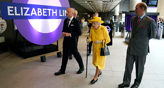 Britain's Queen Elizabeth II (C) and her son Britain's Prince Edward, Earl of Wessex (R) visit to Paddington Station in London on May 17, 2022, to mark the completion of London's Crossrail project, ahead of the opening of the new 'Elizabeth Line' rail service next week. Andrew Matthews / POOL / AFP