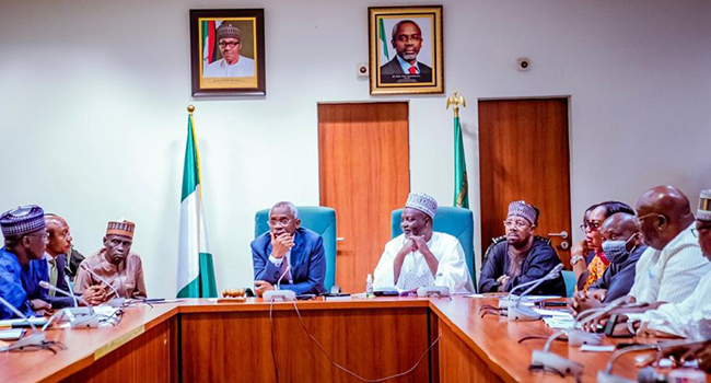 Leaders of the House of Representatives met with airline operators and key stakeholders to solve the problem of aviation fuel scarcity at the National Assembly on May 9, 2022.