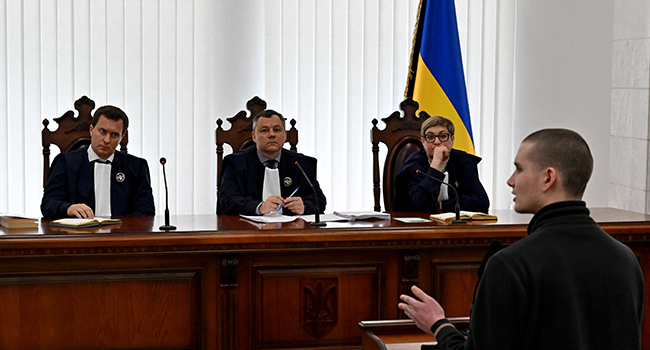 Captive Russian soldier Ivan Matysov (R) testifies on charges against Russian soldier, Vadim Shishimarin of war crimes for killing a civilian, at a courthouse in Kyiv on May 19, 2022. Sergei SUPINSKY / AFP