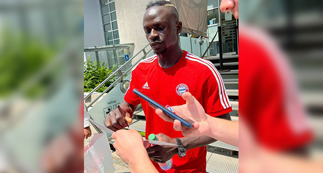Sadio Mane posed in a Bayern Munich shirt to sign autographs on June 21, 2022.