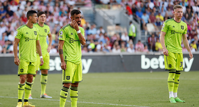 (L-R) Manchester United's Portuguese striker Cristiano Ronaldo, Manchester United's English defender Harry Maguire, Manchester United's Portuguese midfielder Bruno Fernandes and Manchester United's Scottish midfielder Scott McTominay await a corner kick during the English Premier League football match between Brentford and Manchester United at Gtech Community Stadium in London on August 13, 2022. (Photo by Ian Kington / AFP)