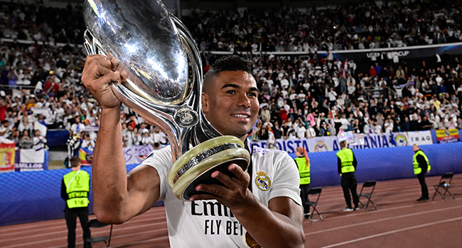 Real Madrid's Brazilian midfielder Casemiro celebrates with the trophy after the UEFA Super Cup football match between Real Madrid vs Eintracht Frankfurt in Helsinki, on August 10, 2022. Real Madrid won the match 2-0. (Photo by JAVIER SORIANO / AFP)