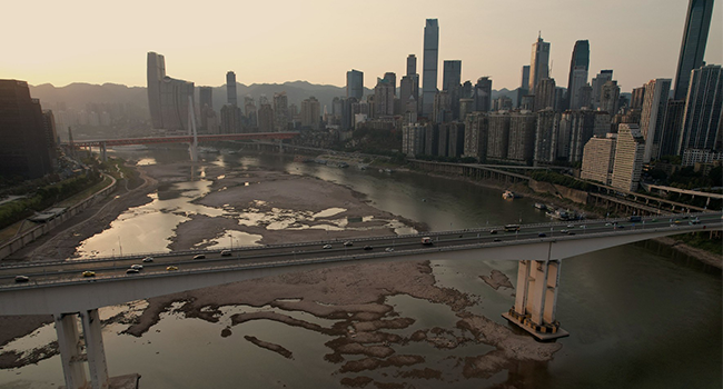 An aerial photo shows the dried-up riverbed of the Jialing river, a tributary of the Yangtze River in China's southwestern city of Chongqing on August 25, 2022. (Photo by Noel Celis / AFP)