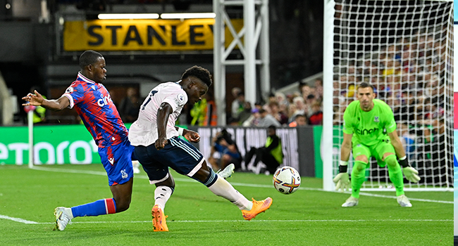 Arsenal's English midfielder Bukayo Saka (C) shotts wide during the English Premier League football match between Crystal Palace and Arsenal at Selhurst Park in south London on August 5, 2022. (Photo by JUSTIN TALLIS / AFP)