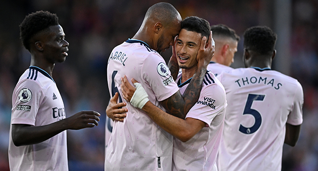 Arsenal's Brazilian midfielder Gabriel Martinelli (centre right) celebrates with teammates after scoring the opening goal in the English Premier League football match between Crystal Palace and Arsenal at Selhurst Park in south London on August 5, 2022. (Photo by JUSTIN TALLIS / AFP)