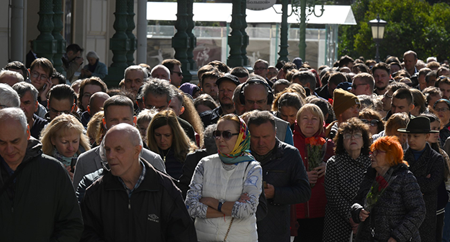 People stand in line to attend a farewell ceremony in front of the building of the Hall of Columns, where a farewell ceremony for the last leader of the Soviet Union and winner of the Nobel Peace Prize in 1990, Mikhail Gorbachev is taking place in Moscow on September 3, 2022. (Photo by NATALIA KOLESNIKOVA / AFP)