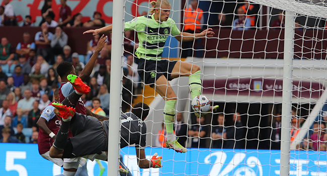 Manchester City's Norwegian striker Erling Haaland (R) scores his team first goal during the English Premier League football match between Aston Villa and Manchester City at Villa Park in Birmingham, central England on September 3, 2022. (Photo by Geoff Caddick / AFP)