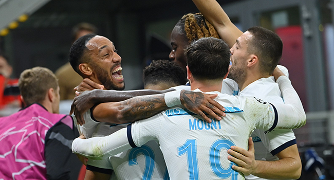 Chelsea's Gabonese striker Pierre-Emerick Aubameyang (L) celebrates with his teammates after scoring his team's second goal during the UEFA Champions League group E, football match between AC Milan and Chelsea, at the San Siro stadium, in Milan, on October 11, 2022. (Photo by Alberto PIZZOLI / AFP)