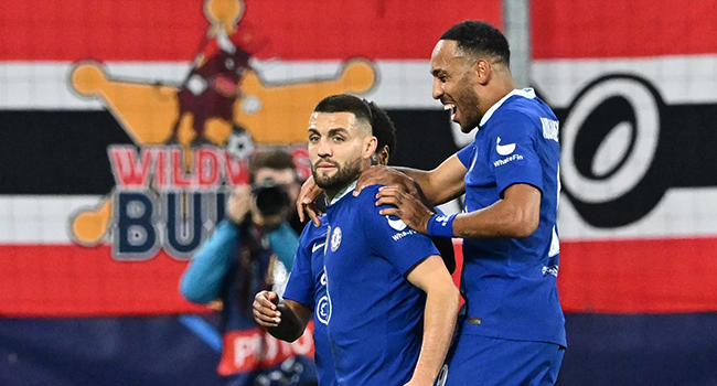 Chelsea's Croatian midfielder Mateo Kovacic (L) celebrates scoring the team's first goal with team mate Chelsea's Gabonese striker Pierre-Emerick Aubameyang during the UEFA Champions League Group E football match between RB Salzburg and Chelsea FC in Salzburg, Austria on October 25, 2022. (Photo by Joe Klamar / AFP)