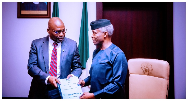 Vice President Yemi Osinbajo receives the AMCON Debt Recovery Committee Report from the ICPC Chairman, Bolaji Owasonoye at the State House, Abuja On Wednesday, Nov 9th 2022. Photos: Tolani Alli