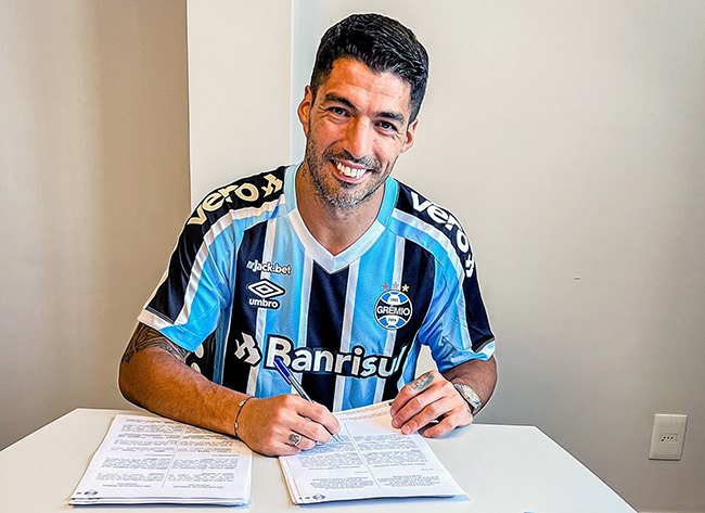 Luis-Suarez-signing-Gremio-contract