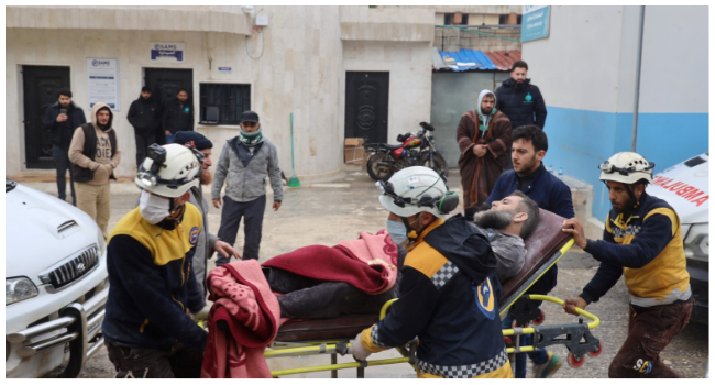 Members of the Syrian civil defence, known as the White Helmets transport an earthquake casualty to a hospital near Syria's rebel-held Bab al-Hawa crossing to Turkey, on February 6, 2023. (Photo by Mohammed AL-RIFAI / AFP)