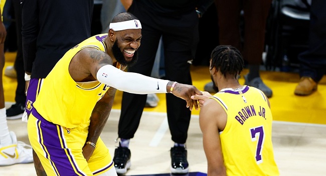 LeBron James family celebrations after breaking NBA point-scoring record