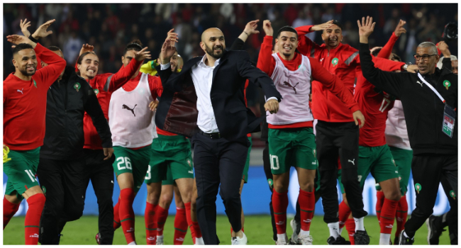 Morocco's coach Walid Regragui (C) and his players greet the fans after the friendly football match between Morocco and Brazil at the Ibn Batouta Stadium in Tangier on March 26, 2023. (Photo by Fadel Senna / AFP)