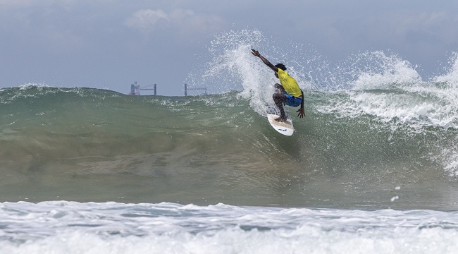 Nigerian Surfers Brave Oil Pipelines, Tankers To Catch Waves