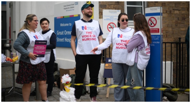 Members of the Royal College of Nursing (RCN) union man a picket line outside Great Ormond Street Hospital for Children in London on May 1, 2023 as they continue their industrial action. (Photo by Daniel LEAL / AFP)