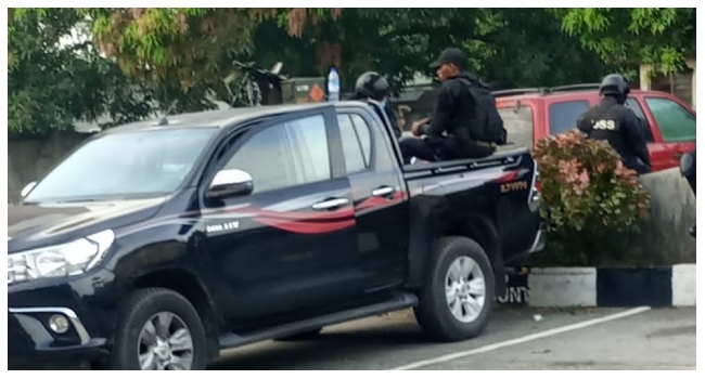 DSS operatives and a vehicle spotted at the Lagos EFCC office on Tuesday, May 30, 2023