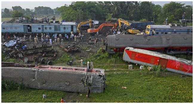 Graphic content / Policemen inspect the wrecked carriages of a three-train collision near Balasore, in India's eastern state of Odisha, on June 4, 2023. (Photo by DIBYANGSHU SARKAR / AFP)