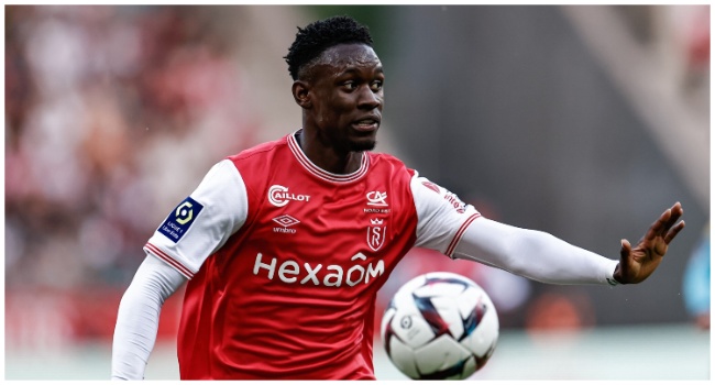 (FILES) Reims' English forward Folarin Balogun controls the ball during the French L1 football match between Stade de Reims and Montpellier Herault SC at Stade Auguste-Delaune in Reims, northern France on June 3, 2023. (Photo by Sameer Al-DOUMY / AFP)