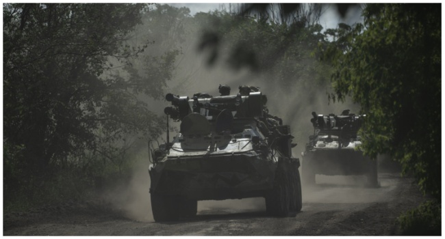 Ukrainian servicemen ride on armoured personnel carriers (APC) on a road toward Bakhmut, Donetsk region, on July 1, 2023, amid the Russian invasion of Ukraine. (Photo by Genya SAVILOV / AFP)