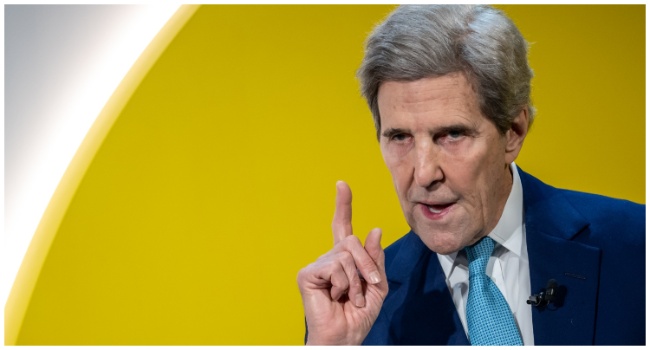 US Presidential Envoy for Climate John Kerry delivers a speech at the Congress centre during the World Economic Forum (WEF) annual meeting in Davos on January 17, 2023. (Photo by Fabrice COFFRINI / AFP)