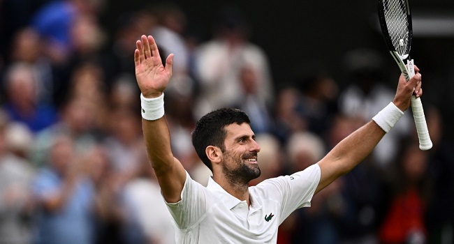 Djokovic bate Sinner, se garante na final e mira 8º título em Wimbledon