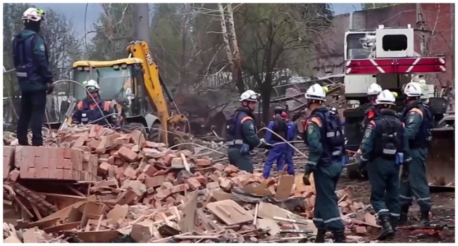 This grab from a handout footage released by the Russian Emergencies Ministry on August 10, 2023 shows emergency services clearing debris at the site of an explosion that occured on the grounds of the Zagorsk Optical-Mechanical Plant in the city of Sergiyev Posad, some 35 miles (56 km) north-east of the capital Moscow. (Photo by Handout / Russian Emergencies Ministry / AFP)