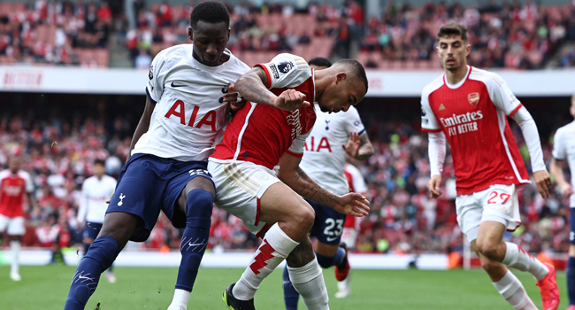 Tottenham não resiste com nove e perde dérbi de Londres 