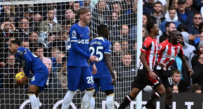 Brentford’s English-born Jamaican defender #05 Ethan Pinnock (2R) celebrates scoring his team’s first goal during the English Premier League football match between Chelsea and Brentford at Stamford Bridge in London on October 28, 2023. (Photo by JUSTIN TALLIS / AFP)