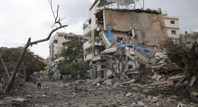 Palestinians inspect the destruction from Israeli airstrikes in Gaza City’s al-Rimal neighbourhood early on October 10, 2023. – Israel kept up its deadly bombardment of Hamas-controlled Gaza on October 10 after the Palestinian militant group threatened to execute some of the around 150 hostages it abducted in a weekend assault if air strikes continue without warning. (Photo by MOHAMMED ABED / AFP)