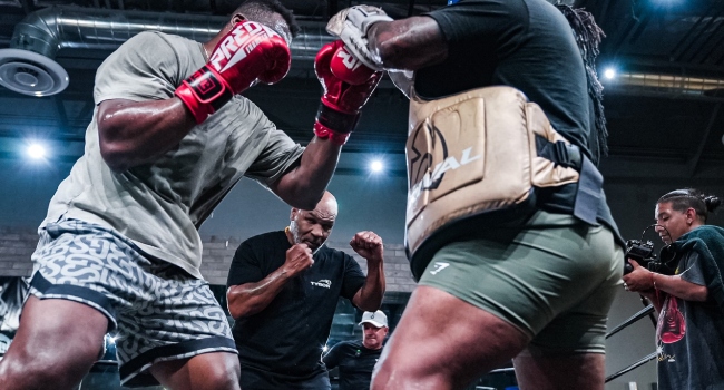 Photo of Mike Tyson, Francis Nagannou and a sparring partner during a training session