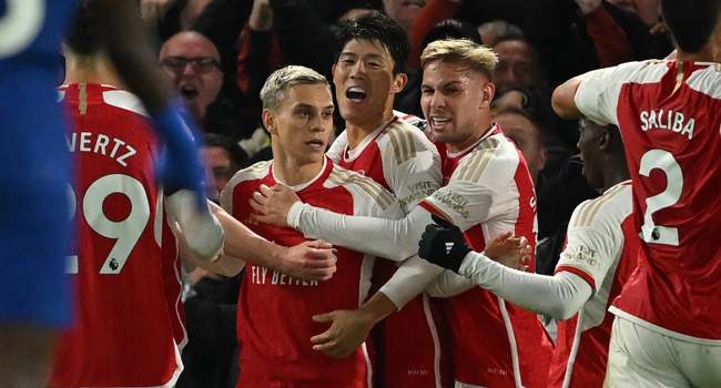 Arsenal sai atrás, mas busca empate com Chelsea no clássico