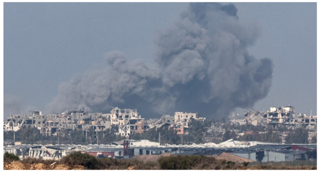 A picture taken from southern Israel near the border with the Gaza Strip on December 6, 2023, shows smoke billowing during Israeli bombardment in Gaza amid continuing battles between Israel and the militant group Hamas. (Photo by JACK GUEZ / AFP)